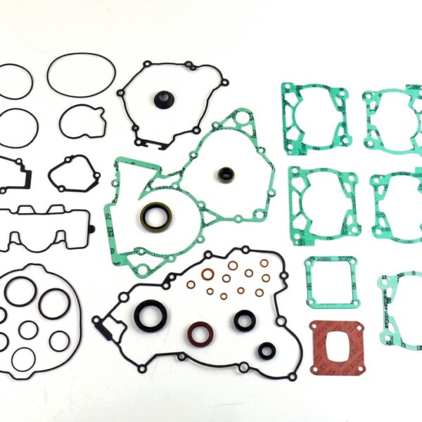 Komplet Uszczelek z Uszczelniaczami Silnikowymi KTM SX 125 ’16-’22, SX 150 ’16-’22, EXC 150 ’20-’23, Husqvarna TC 125 ’16-’22, TE 150 ’16-’23, Gas Gas MC 125 ’21-’23 | Athena