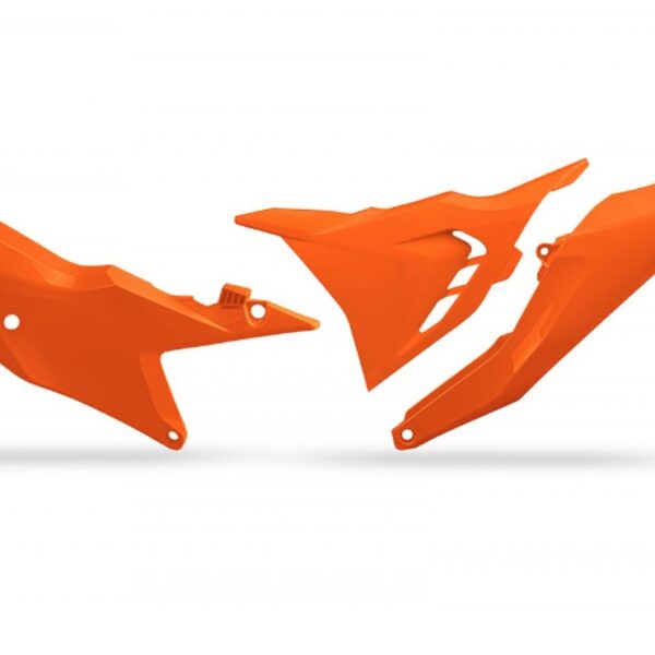 Boczki Tylne z Pokrywą Filtra KTM SX 125 / 250 / 300 ’23-’26, SXF (SX-F) 250 / 350 / 450 ’23-’26, EXC 150 / 250 / 300 ’24-’26, EXCF (EXC-F) 250 / 350 / 450 / 500 ’24-’26 (Strona Lewa) | UFO